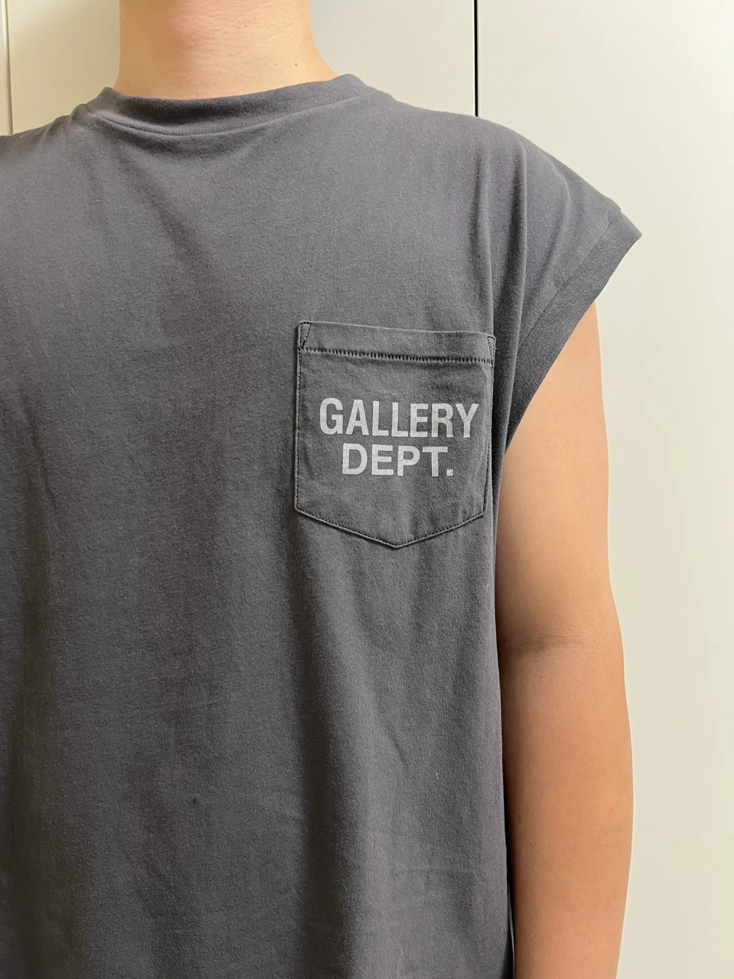 GALLERY DEPT. AUGI SLEEVELESS TEE/VINTAGE BLACK/NAVY/WHT English pocket sleeveless vest TEE Washed black/navy blue/white S-XL Same as the original version Super comfortable summer brushed lightweight material No sense of comfort on the upper body Loose and crisp fit Comfortable and breathable